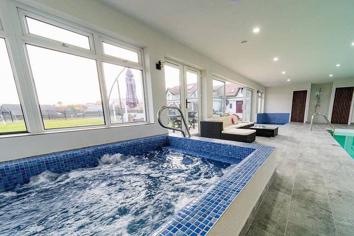 Location de vacances pour 27 personnes, avec jardin ainsi que jacuzzi et piscine, adapté aux familles en Roumanie - 2