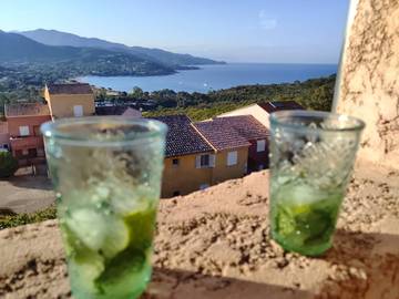 Gîte pour 6 personnes, avec terrasse, adapté aux familles dans Favone