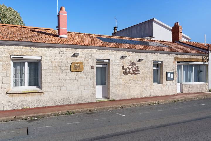 Bed and Breakfast 'Chambre 3' with Shared Terrace, Wi-Fi and Air Conditioning in Saint-Gervais (Vendée), Vendée