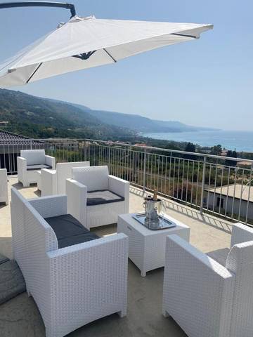 Gîte pour 2 personnes, avec vue ainsi que jardin et piscine, animaux acceptés à Zambrone