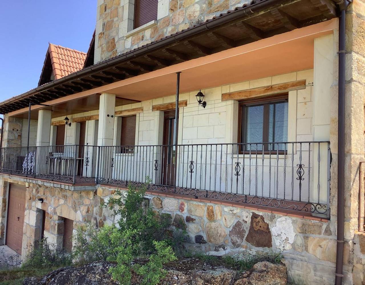 Ferienwohnung "Casa Rural Roblegordo" mit Bergblick, privater & gemeinsamer Terrasse in Rabanera del Pinar, Burgos Provinz