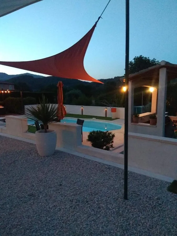 Alojamiento y desayuno para 2 personas, con jardín además de vistas y piscina - 1