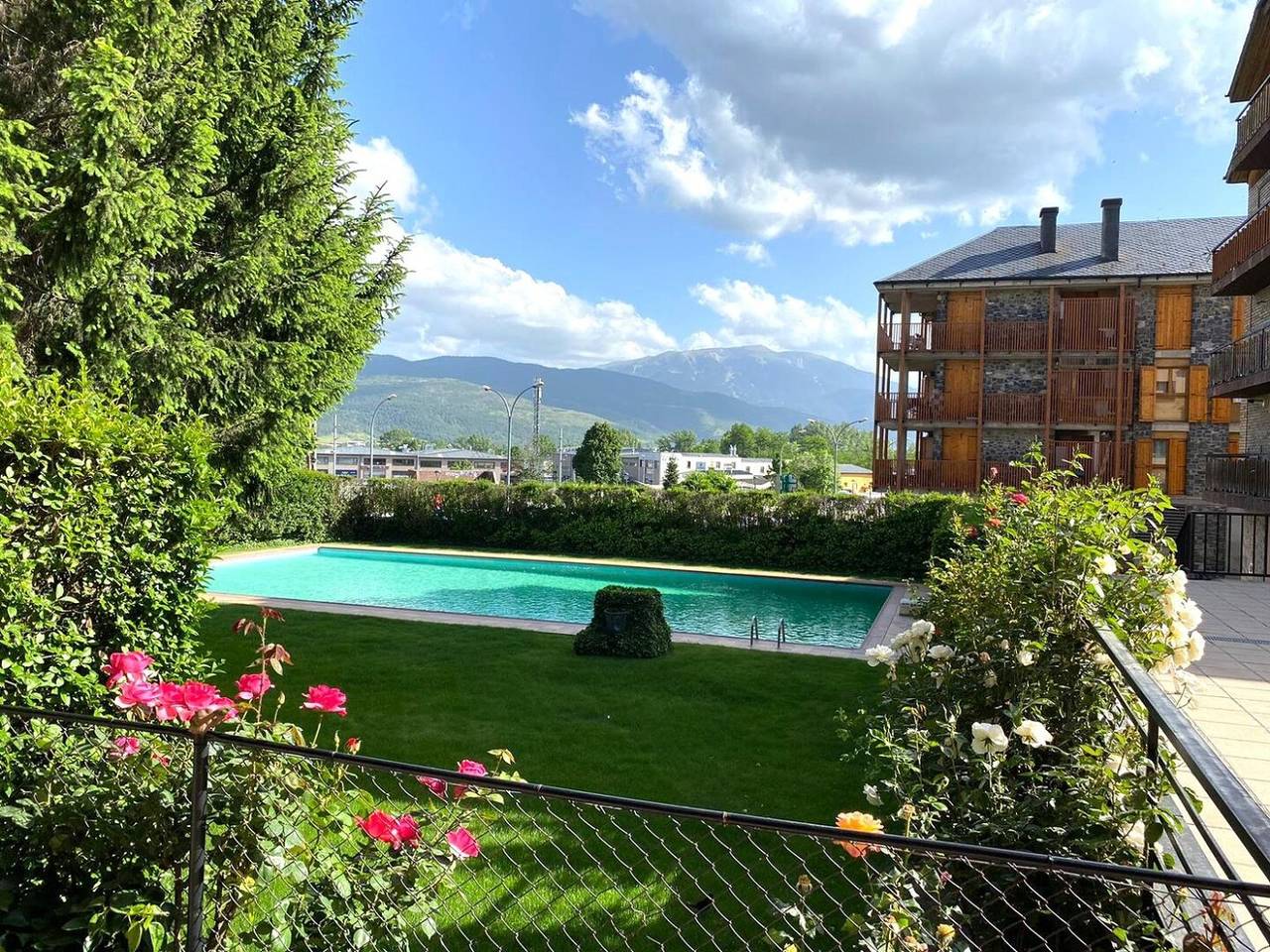 Apartamento vacacional entero, Ático 3 hab. con Chimenea, Piscina, Terraza y Wifi in Puigcerdá, Pirineo Catalan