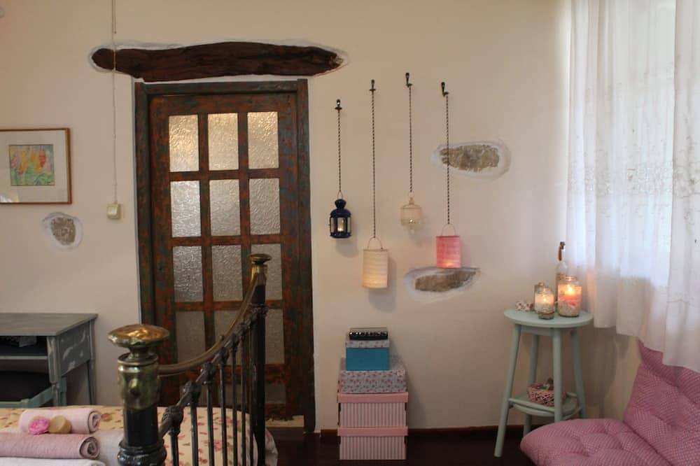 Traditionelles Steinhaus in grüner Landschaft in Strati, Chania und Umgebung