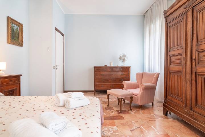 Casa vacanza per 11 persone, con idromassaggio e balcone a Lucca