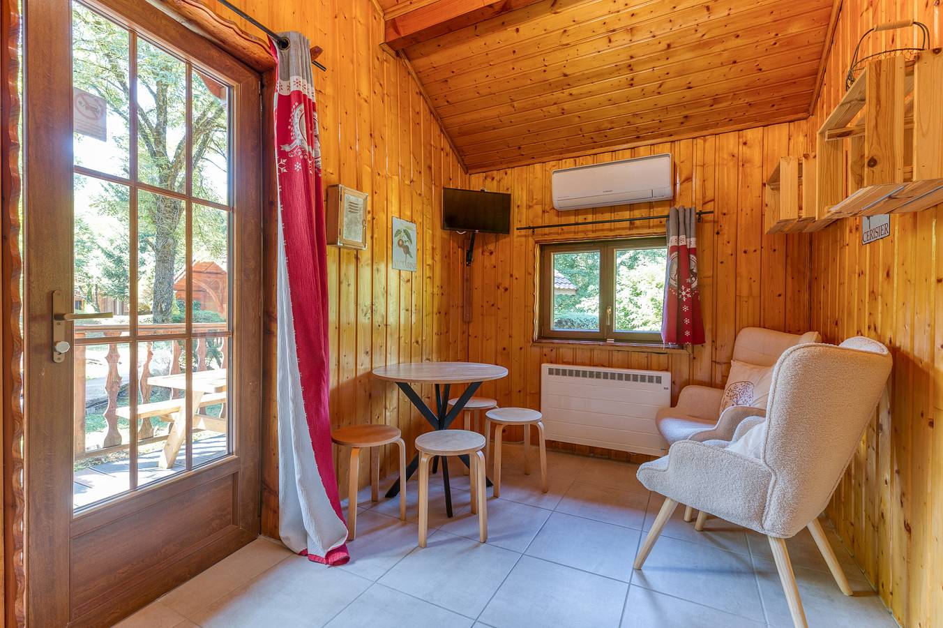 Apartamento entero, Apartamento 'Chalet Jacinthe' con vistas a las montañas, Wi-Fi y aire acondicionado in Vaulnaveys-le-Bas, Isère