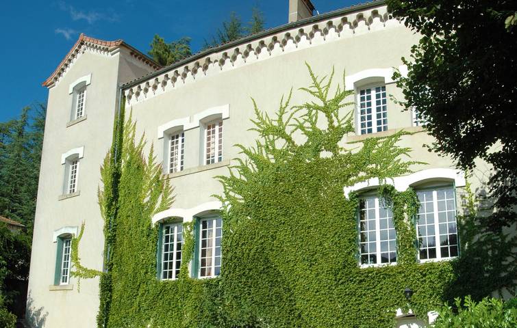 Gîte pour 14 personnes, avec jardin ainsi que jacuzzi et piscine, adapté aux familles à Vals-les-Bains