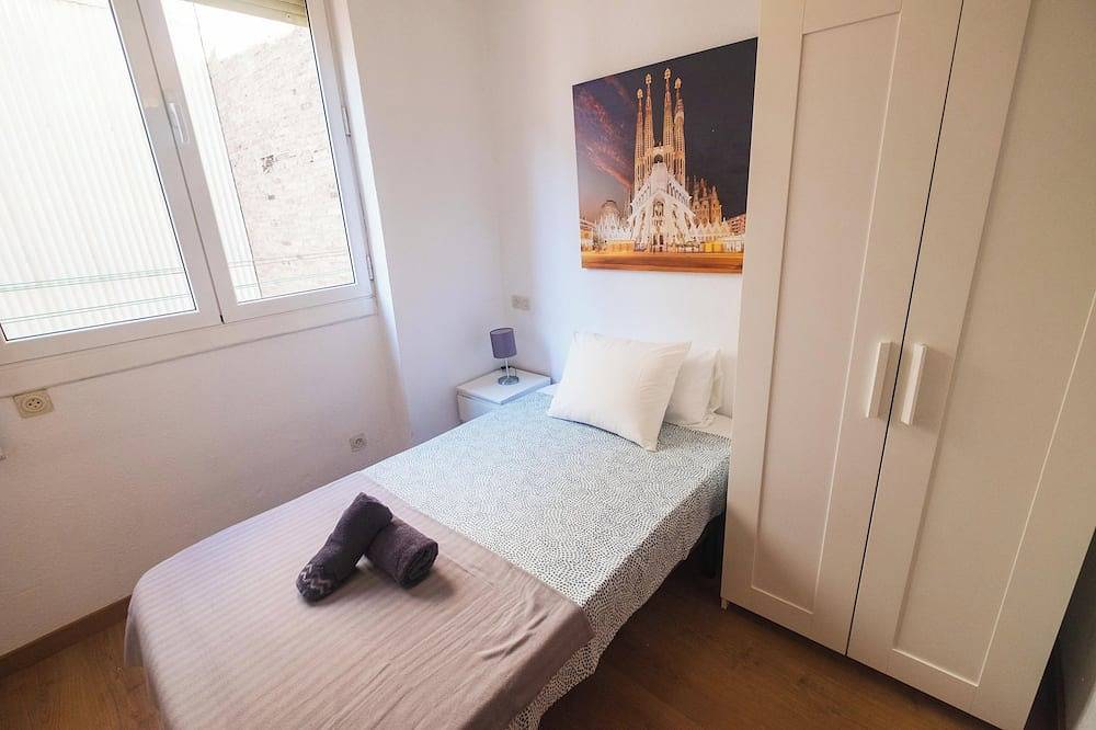 Entire apartment, Spacious 3bd/2bth Apartment in Gracia in Barcelona Centre, Barcelona
