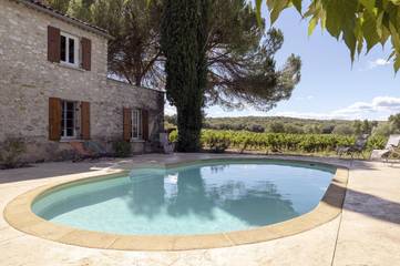 Location de vacances pour 10 personnes, avec piscine ainsi que terrasse et jardin, animaux acceptés à Barjac