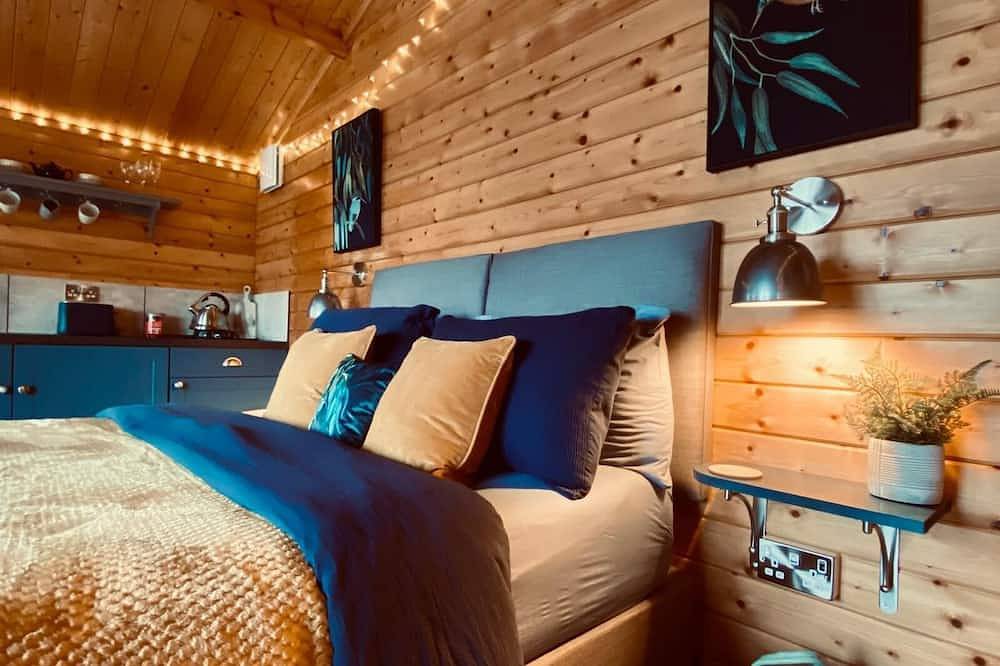 Special Lakeside Hideaway | For Two | with Hot Tub | Kingfisher Lakes Glamping in Brandesburton, East Riding of Yorkshire