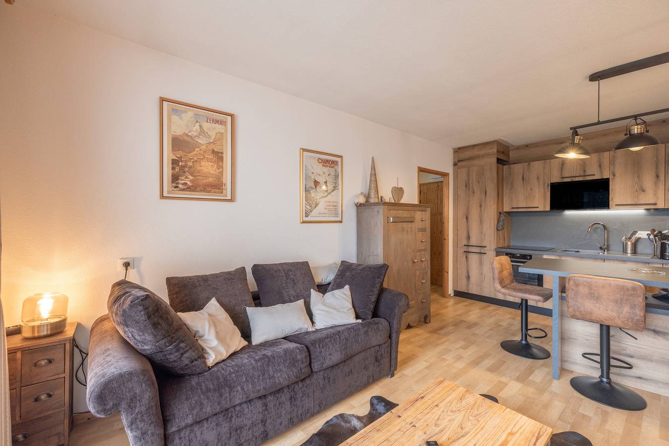 Entire apartment, Apartment 'La Louve' with Mountain View, Shared Pool and Shared Terrace in Samoëns, Bonneville region