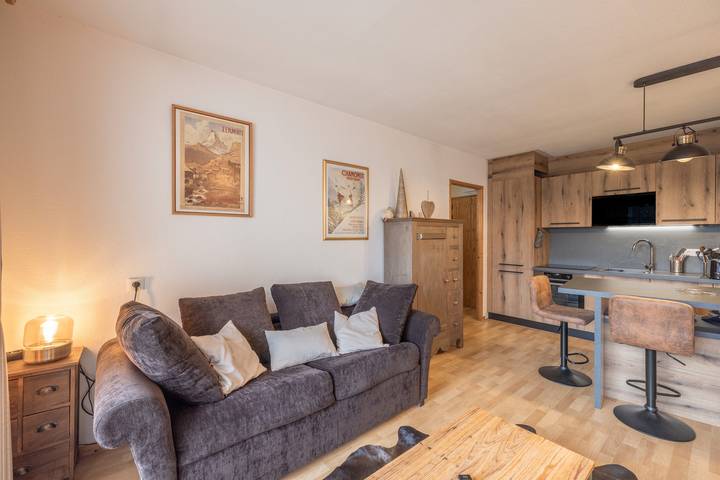 Entire apartment, Apartment 'La Louve' with Mountain View, Shared Pool and Shared Terrace in Samoëns, Bonneville region