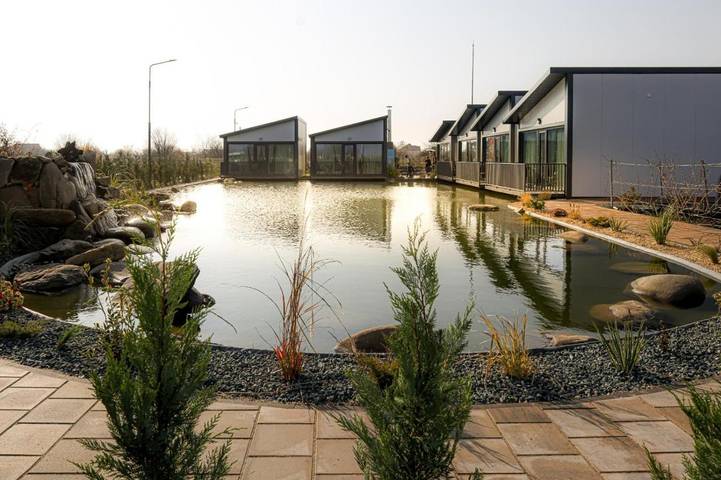 Chalet pour 4 personnes, avec Balcon et Terrasse ainsi que Jardin et Piscine