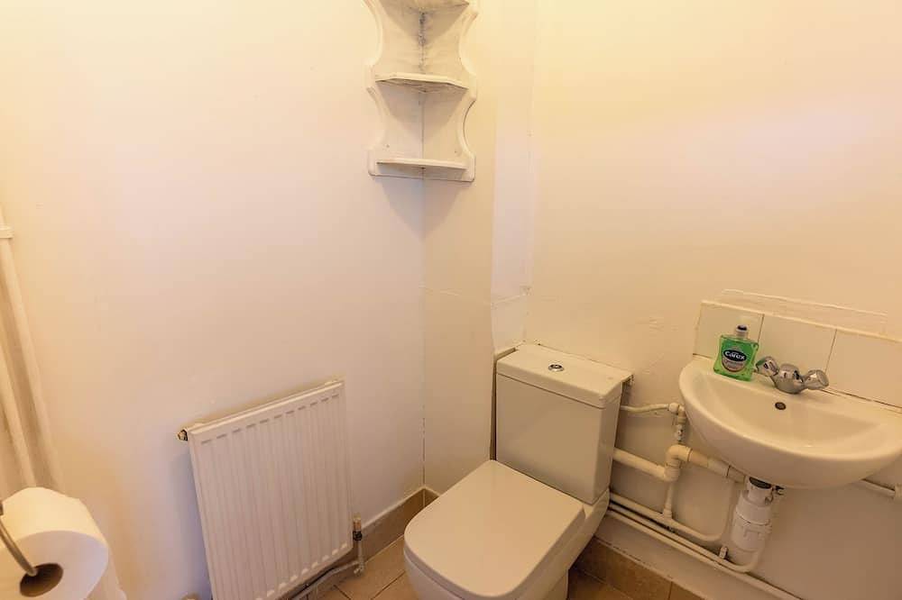3 Bedroom house with free Private parking, Aylesbury, Dalston cl in Aylesbury, Buckinghamshire