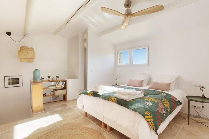 Location de vacances pour 3 personnes, avec piscine ainsi que jardin et vue à Goult - 2