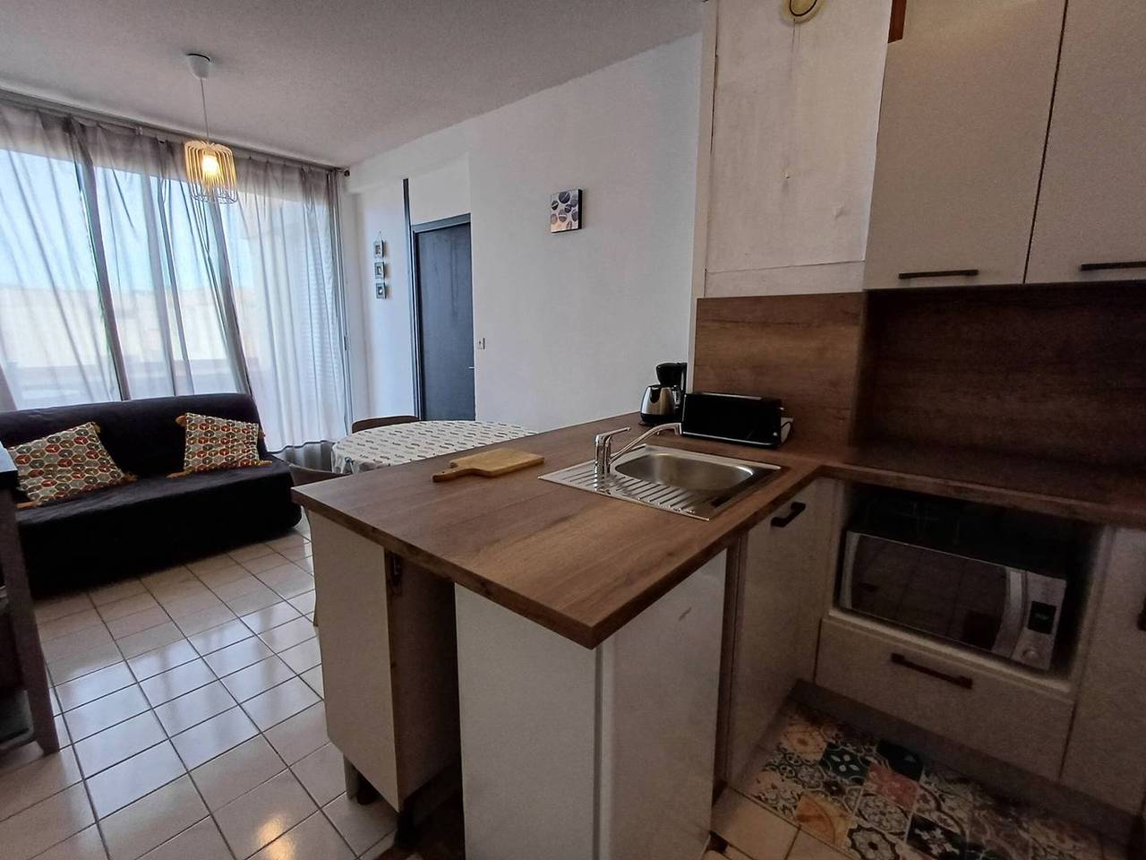 Entire apartment, Cozy T2 near Thau Lagoon with Balcony and Modern Amenities in Balaruc-les-Bains, Côte d'Améthyste