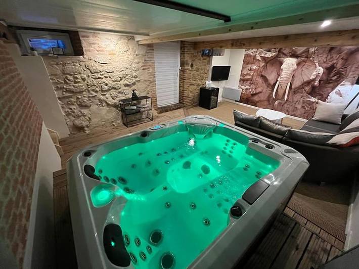 Maison de vacances pour 2 personnes, avec Jacuzzi et Terrasse ainsi que Jardin et Piscine