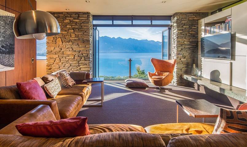 Villa for 10 people, with garden and sauna as well as hot tub and balcony in Queenstown