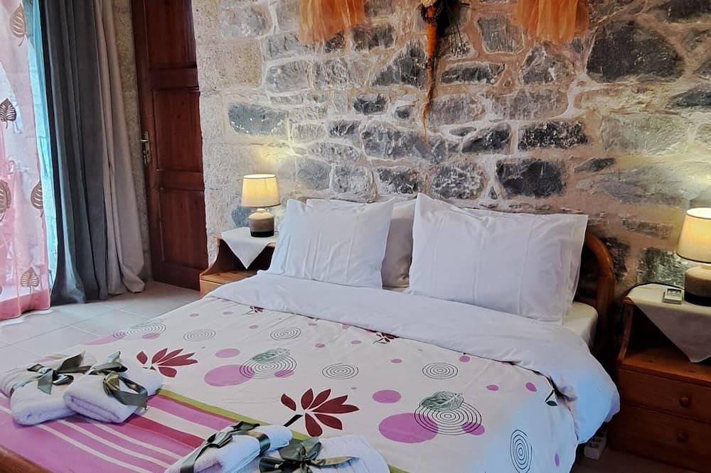 Liefdevol ingerichte, gezinsvriendelijke, afgelegen, natuursteen bungalow in Stoupa, Messenia