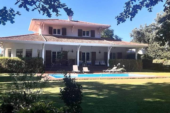 Villa pour 8 personnes, avec terrasse ainsi que piscine et jardin - 1