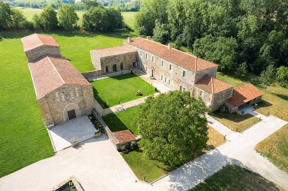 Abbaye de Trizay – Gîte de charme 10 pers dans une abbaye du Xiiᵉ siècle in Bournezeau, Région de La Roche-sur-Yon