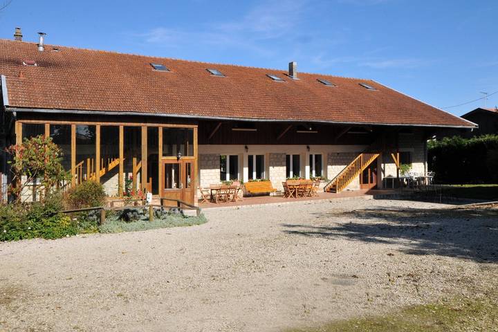 Gîte pour 42 personnes, avec Terrasse et Jardin dans La Chapelle Felcourt