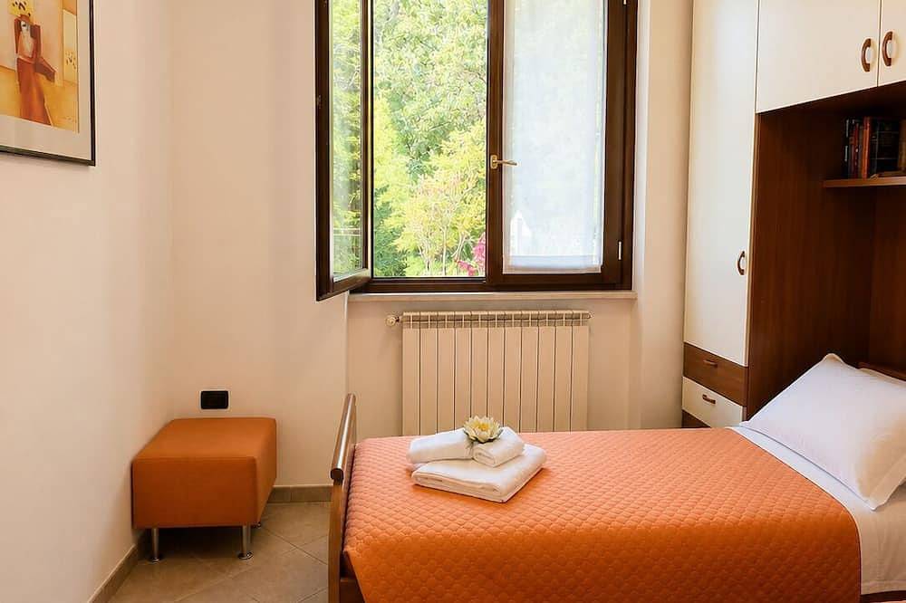Villa Isedo Lake View 3 bedrooms + parking space in Villanuova sul Clisi, Gardasee-Berge