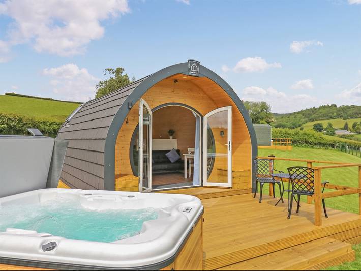 Glamping for 2 people, with garden in Powys