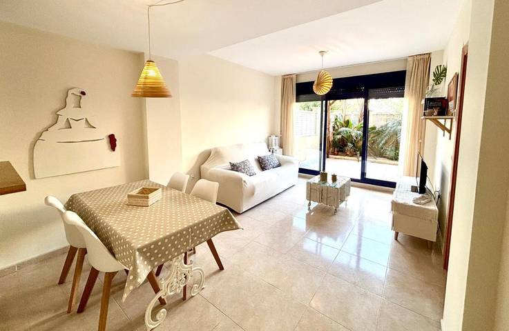 Apartamento para 4 personas, con jardín y piscina en Daimuz