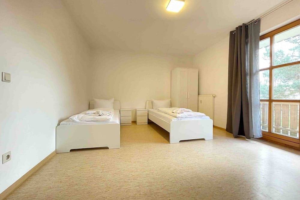 Ganze Wohnung, (Sta1115) gut geschnittene Monteurwohnung mit Balkon in Stamsried, Ostbayern