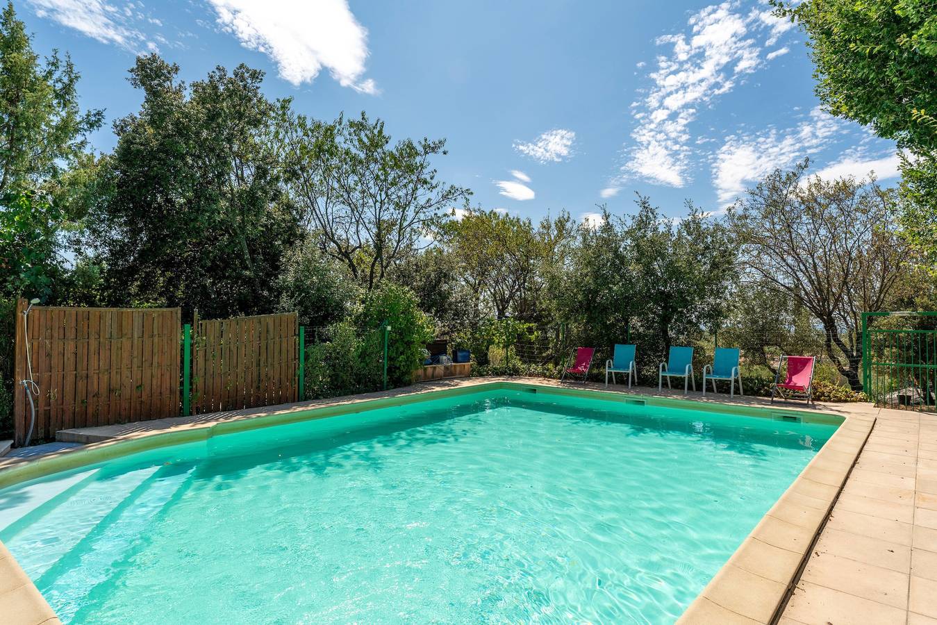 Vakantiehuis 'Chalet Atypique' met bergzicht, gedeeld zwembad en privéterras in Crillon-le-Brave, Parc naturel régional du Mont-Ventoux