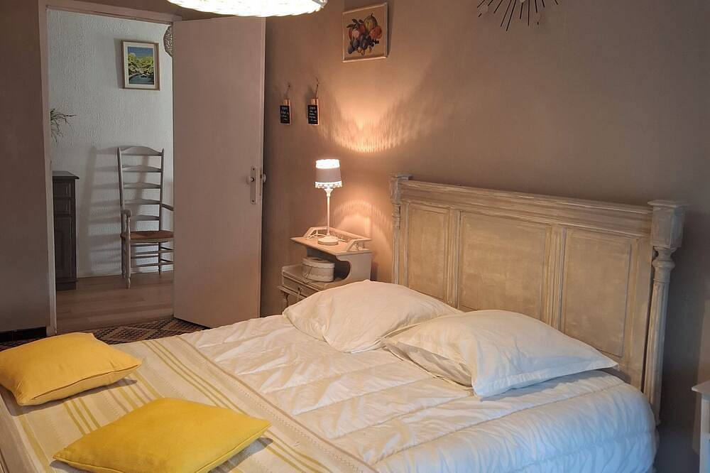 Detached country house, in the heart of the vineyards, 6km from the beach at meze in Villeveyrac, Mediterranean Coast (France)