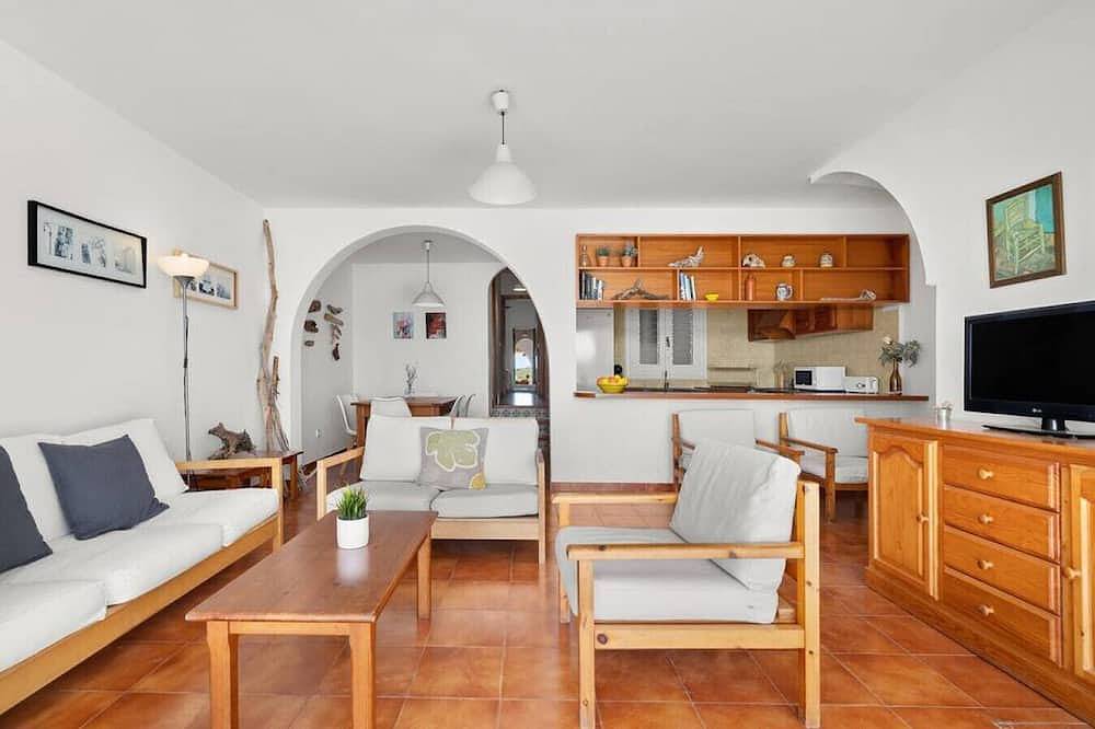 Entire apartment, 3 Bedroom Apartment, with great sea views in Fornells, Es Mercadal