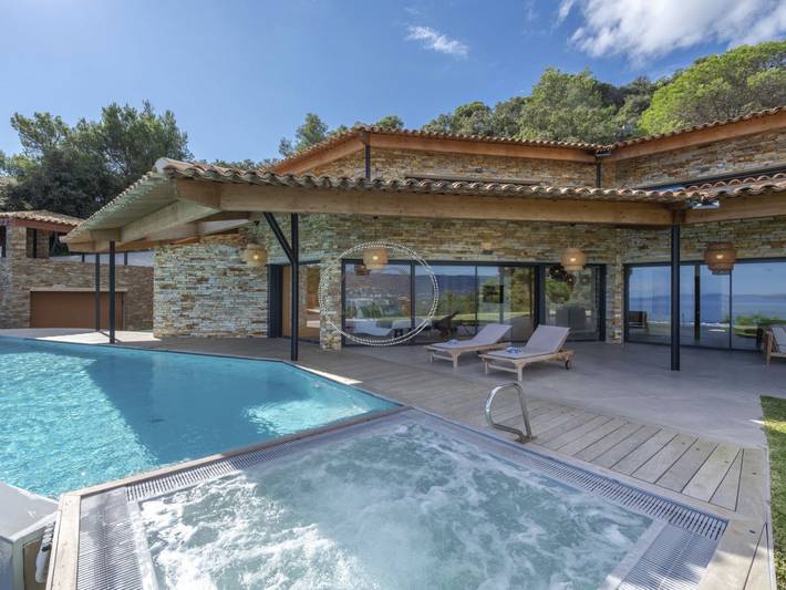 Ferienhaus für 14 Personen, mit Balkon und Whirlpool sowie Terrasse und Garten in Cap Bénat