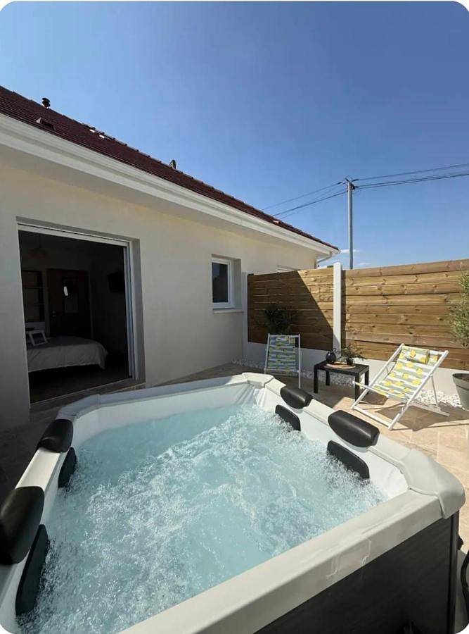 Location de vacances pour 6 personnes, avec Jacuzzi ainsi que Terrasse et Jardin à Massay