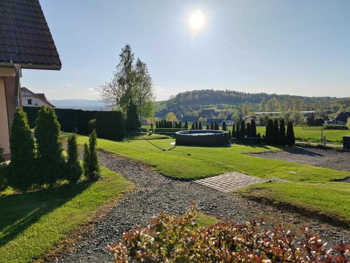 Ferienhaus für 9 Personen, mit Pool und Garten sowie Ausblick, kinderfreundlich