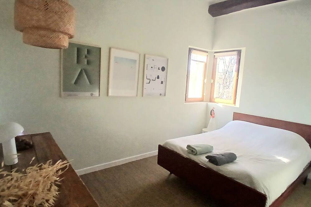 Character house, between Aix-en-Provence and the Lubéron in Saint-Cannat, Aix-en-Provence region