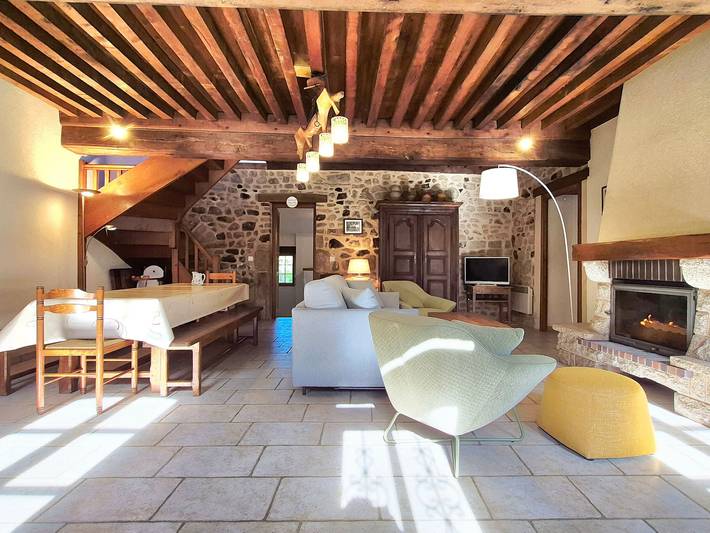 Geräumiges Ferienhaus im Herzen von Saint-Brisson in Saint-Brisson, Naturpark Morvan