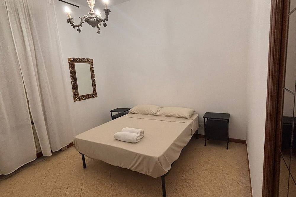 Spacious 3-bedroom building in enchanting Salerno with Ac in Salerno, Tyrrhenische Küste Kampanien