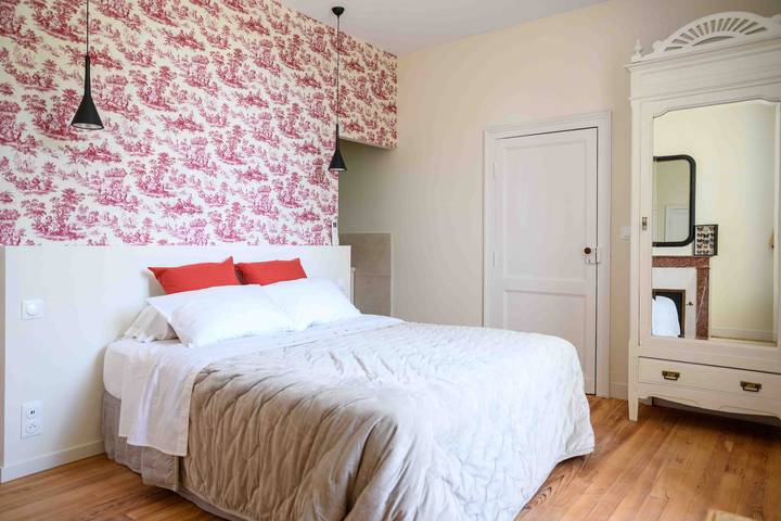 Château Haut Cazevert Guesthouse with Private Pool, Wi-Fi, and Air Conditioning in Blasimon, Langon region