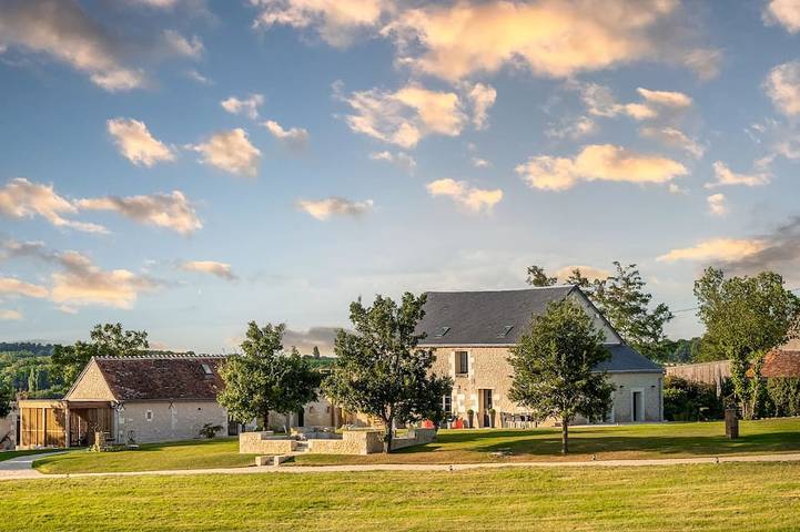 Location de vacances pour 8 personnes, avec jacuzzi ainsi que jardin et piscine à Fléré-la-Rivière