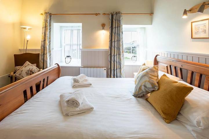 Glan Y Don Moelfre - sleeps 6 guests  in 3 bedrooms in Moelfre, Isle of Anglesey