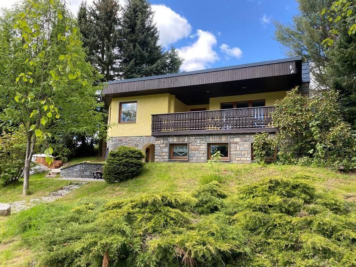 Ferienwohnung für 6 Personen, mit Balkon und Whirlpool sowie Terrasse und Garten