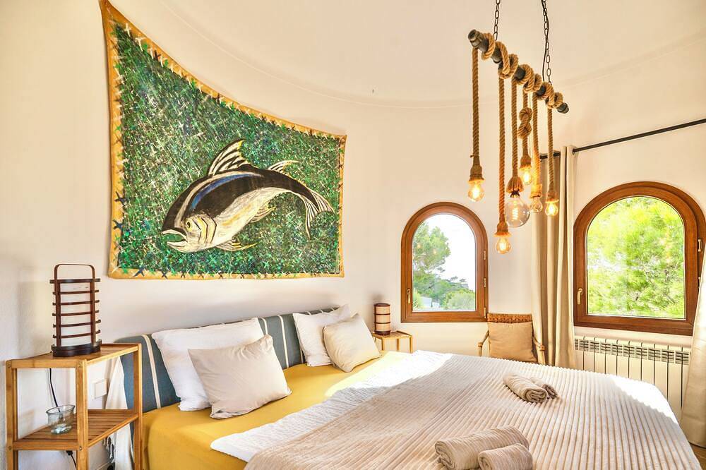 300 qm Ferienvilla 15 Meter vom Meer mit Turm und 4 Terassen, bis zu 8 Personen in Cala Santanyí, Santanyí