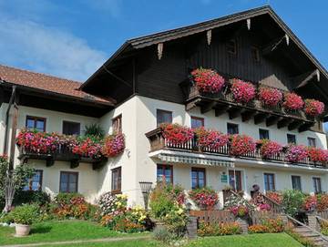 Ferienwohnung für 5 Personen, mit Seeblick und Garten, kinderfreundlich in Irrsee