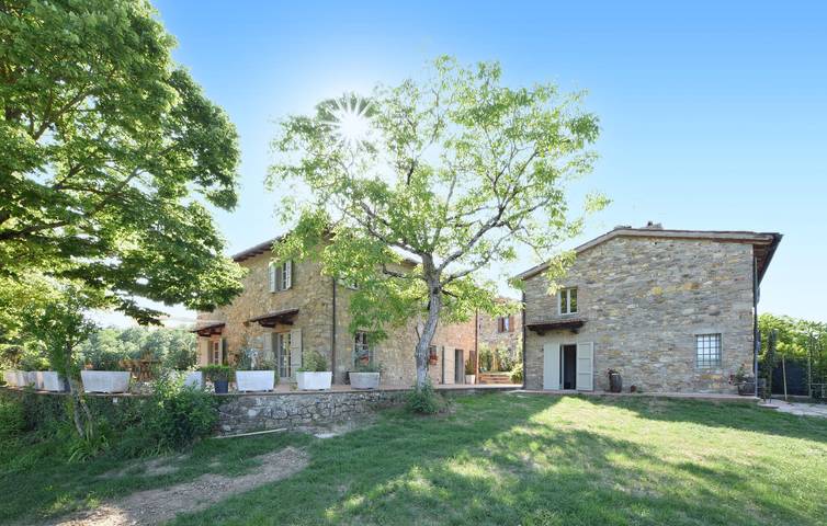 Location de vacances pour 14 personnes, avec terrasse ainsi que piscine et jardin à Poppi - 4