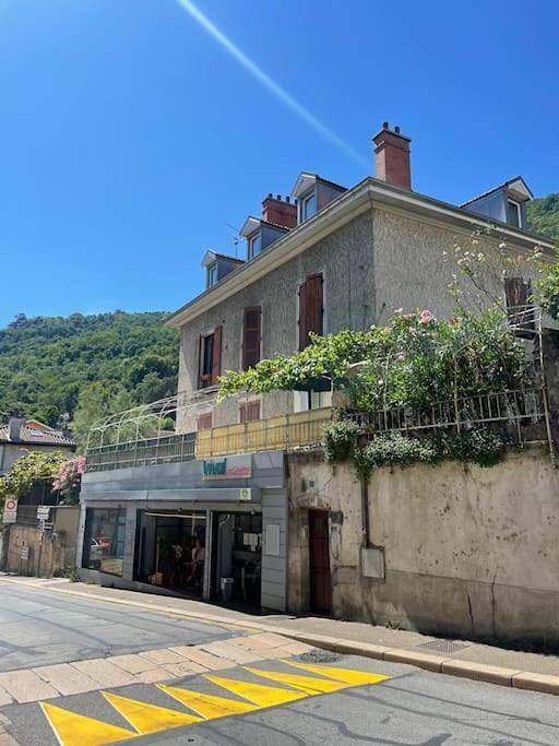 Appartement entier, Two-Bedroom Apartment in La Tronche, Isère