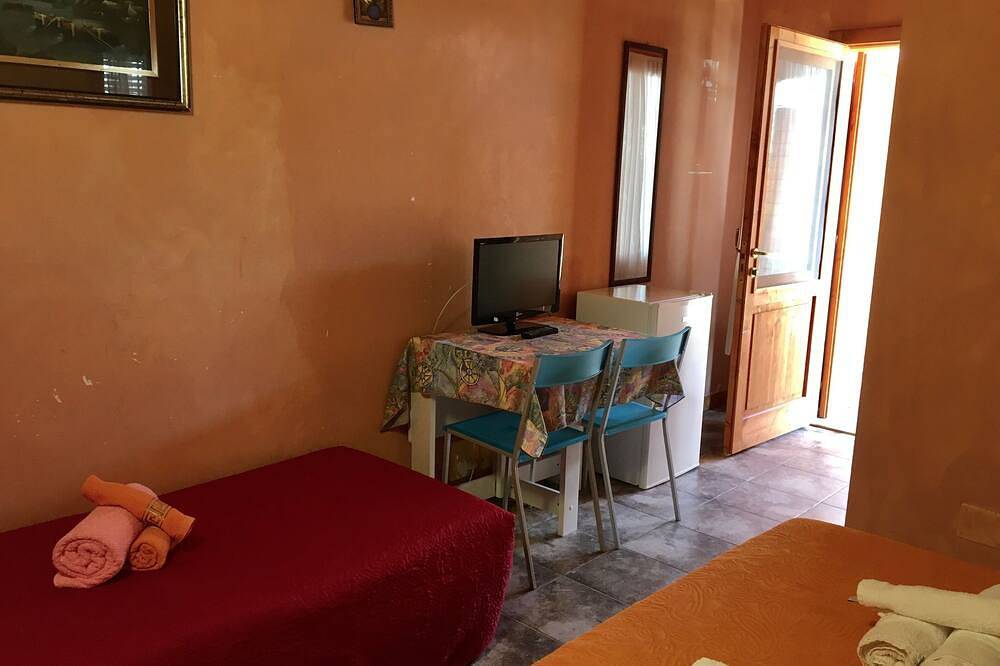 Baita 3 one-room apartment, double bed and sofa bed, bathroom, Tv, fridge, in Defensola, Gargano