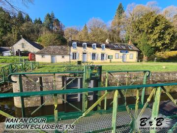 Gîte pour 11 personnes, avec terrasse ainsi que vue et jardin dans Abbaye de Bon Repos