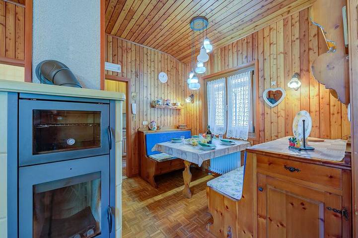 Baita per 3 persone, con balcone e giardino in Ledro